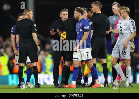 Ipswich, Großbritannien. November 2024. Kieran McKenna spricht mit Schiedsrichter Tim Robinson während des Spiels Ipswich Town FC gegen Leicester City FC English Premier League in Portman Road, Ipswich, England, Großbritannien am 2. November 2024 Credit: Every Second Media/Alamy Live News Stockfoto