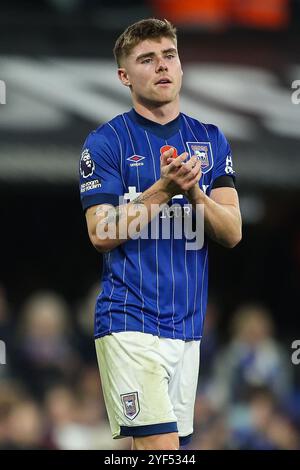 Ipswich, Großbritannien. November 2024. Ipswich Town Verteidiger Leif Davis (3) sieht niedergeschlagen aus und applaudiert die Fans während des Spiels Ipswich Town FC gegen Leicester City FC English Premier League in Portman Road, Ipswich, England, Großbritannien am 2. November 2024 Credit: Every Second Media/Alamy Live News Stockfoto