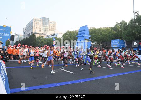 Peking, Chinas Provinz Zhejiang. November 2024. Die Teilnehmer starten am 3. November 2024 während des Hangzhou Marathon 2024 in Hangzhou in der ostchinesischen Provinz Zhejiang. Quelle: Huang Zongzhi/Xinhua/Alamy Live News Stockfoto