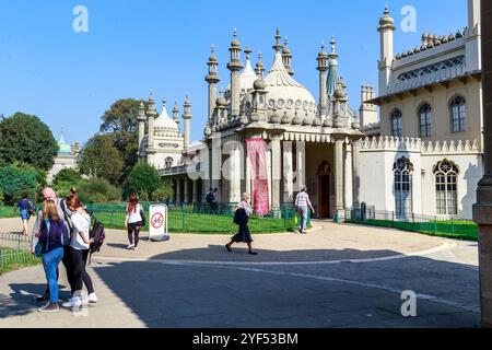 BRIGHTON, GROSSBRITANNIEN - 16. SEPTEMBER 2014: Dies sind die Royal Pavilion Gardens und der Eingang zum Royal Pavilion. Stockfoto