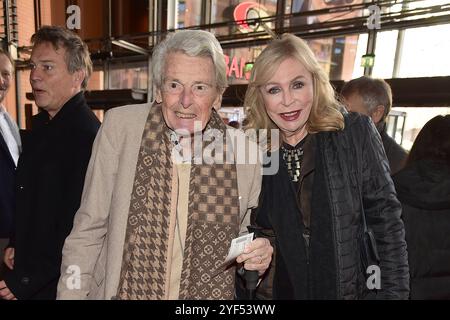 JUBILAEUM 100 Jahre Theater am KUDAMM Klaus Bresser mit Ehefrau Evelyn Bresser Ankunft zur Jubiläumsfeier GEKOMMEN, UM ZU BLEIBEN im Theater am Potsdamer Platz 100 Jahre Komoedie am Kurfürstendamm 100 Berlin, am 03.11.2024 *** JUBILÄUMSFEIER 100 Jahre Theater am KUDAMM Klaus Bresser mit seiner Frau Evelyn Bresser 2024 Stockfoto