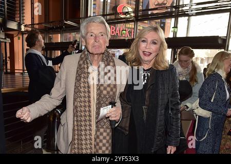 JUBILAEUM 100 Jahre Theater am KUDAMM Klaus Bresser mit Ehefrau Evelyn Bresser Ankunft zur Jubiläumsfeier GEKOMMEN, UM ZU BLEIBEN im Theater am Potsdamer Platz 100 Jahre Komoedie am Kurfürstendamm 100 Berlin, am 03.11.2024 *** JUBILÄUMSFEIER 100 Jahre Theater am KUDAMM Klaus Bresser mit seiner Frau Evelyn Bresser 2024 Stockfoto