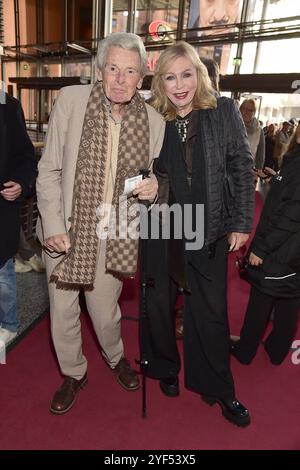 JUBILAEUM 100 Jahre Theater am KUDAMM Klaus Bresser mit Ehefrau Evelyn Bresser Ankunft zur Jubiläumsfeier GEKOMMEN, UM ZU BLEIBEN im Theater am Potsdamer Platz 100 Jahre Komoedie am Kurfürstendamm 100 Berlin, am 03.11.2024 *** JUBILÄUMSFEIER 100 Jahre Theater am KUDAMM Klaus Bresser mit seiner Frau Evelyn Bresser 2024 Stockfoto