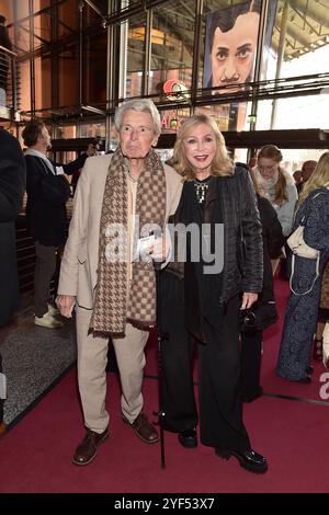 JUBILAEUM 100 Jahre Theater am KUDAMM Klaus Bresser mit Ehefrau Evelyn Bresser Ankunft zur Jubiläumsfeier GEKOMMEN, UM ZU BLEIBEN im Theater am Potsdamer Platz 100 Jahre Komoedie am Kurfürstendamm 100 Berlin, am 03.11.2024 *** JUBILÄUMSFEIER 100 Jahre Theater am KUDAMM Klaus Bresser mit seiner Frau Evelyn Bresser 2024 Stockfoto