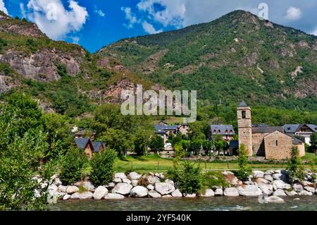 Barruera;Spanien;08212018: Malerischer Blick auf ein kleines Dorf in einem üppig grünen Tal, umgeben von hohen Bergen. Das Dorf mit einem Stein Stockfoto