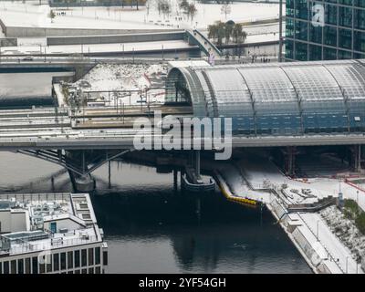 Luftaufnahme von Berlin, der Hauptstadt Deutschlands. Luftbild des Berliner Hauptbahnhofs, Foggy Hauptbahnhof. Stockfoto