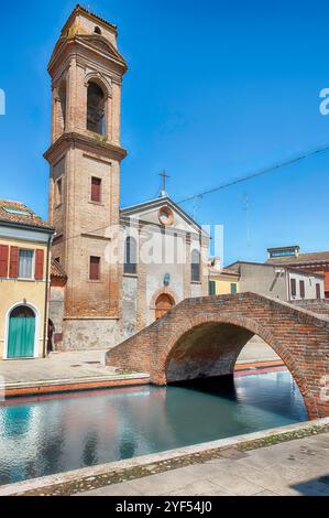 Die malerische Chiesa del Carmine befindet sich im Zentrum von Comacchio, einer malerischen Stadt mit Kanälen und Brücken in der Provinz Ferrara, Italien Stockfoto