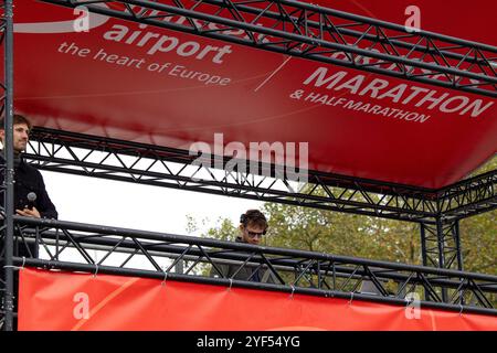 Brüssel, Belgien November 2024. DJ stellte am Sonntag, den 3. November 2024, den 7 km Brüsseler Marathon 2024 in Brüssel, Belgien, vor. Quelle: Sportpix/Alamy Live News Stockfoto