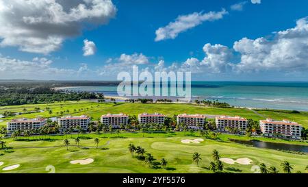 Blick aus der Vogelperspektive auf Coco Beach Residences und Golfplatz in Rio Grande, Puerto Rico. Üppige Fairways, Palmen und die malerische karibikküste. Stockfoto