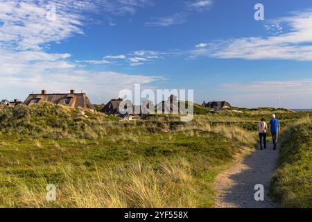 Menschen auf dem Weg zwischen Sanddünen, Rantum, Sylt, Schleswig Holstein, Deutschland Stockfoto