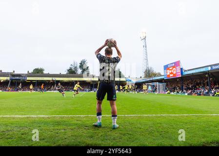 Southend Utd spielte Charlton Athletic in der ersten Runde des FA Cup in der Roots Hall, Southend on Sea, Essex, Großbritannien. GUS Scott-Morriss nimmt einen Wurf Stockfoto