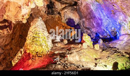 Die Vrelo-Höhle, die sich am rechten Ufer des Treska-Flusses befindet, ist als eine der 77 interessantesten Naturschauplätze der Welt gelistet. Stockfoto