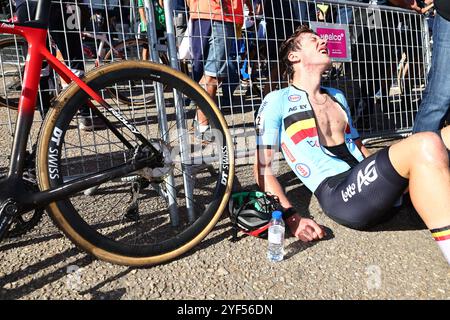 Pontevedra, Spanien. November 2024. Der belgische Yordi Corsus ist erschöpft nach dem U23-Rennen der Männer bei der Europameisterschaft Cyclocross-Radfahren in Pontevedra, Spanien, Sonntag, den 3. November 2024. BELGA FOTO DAVID PINTENS Credit: Belga News Agency/Alamy Live News Stockfoto