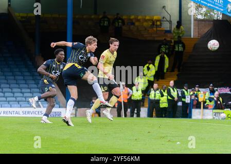 Adam Crowther schießt ins Tor. Southend Utd spielte Charlton Athletic in der ersten Runde des FA Cup in der Roots Hall, Southend on Sea, Essex, Großbritannien Stockfoto