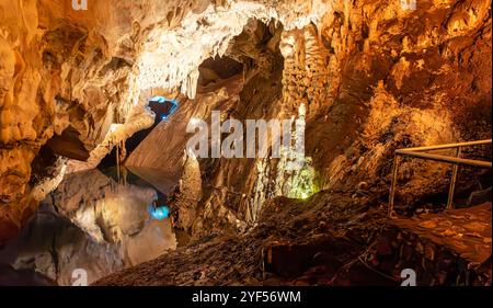 Die Vrelo-Höhle, die sich am rechten Ufer des Treska-Flusses befindet, ist als eine der 77 interessantesten Naturschauplätze der Welt gelistet. Stockfoto