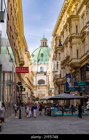 Blick auf die Peterskiche entlang der Goldschmiedgasse, Wien, Österreich, Europa. Stockfoto
