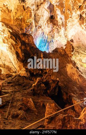 Die Vrelo-Höhle, die sich am rechten Ufer des Treska-Flusses befindet, ist als eine der 77 interessantesten Naturschauplätze der Welt gelistet. Stockfoto