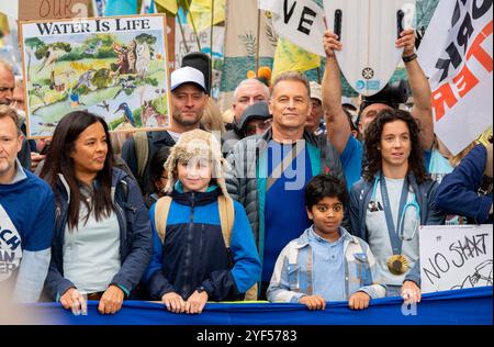 London, Großbritannien. November 2024. Tausende marschieren vom Albert Embankment zum Parliament Square, um gegen die Vergiftung der Flüsse und Wasserstraßen der Briten zu protestieren. Quelle: Phil Robinson/Alamy Live News Stockfoto