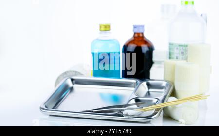 Medizinische Geräte zur Behandlung von Infektionen. Wundpflegeset. Medizinische Versorgung für Krankenschwestern. Conform Verband, Pinzette, Wattestäbchen, Alkohol. Stockfoto