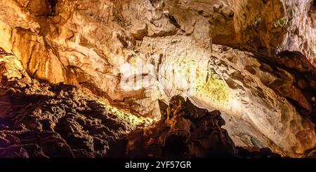 Die Vrelo-Höhle, die sich am rechten Ufer des Treska-Flusses befindet, ist als eine der 77 interessantesten Naturschauplätze der Welt gelistet. Stockfoto