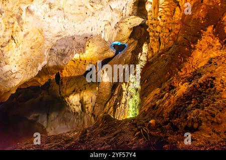 Die Vrelo-Höhle, die sich am rechten Ufer des Treska-Flusses befindet, ist als eine der 77 interessantesten Naturschauplätze der Welt gelistet. Stockfoto