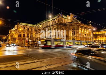 Blick auf die Wiener Staatsoper oder Staatsoper bei Nacht, Österreich, Europa. Stockfoto