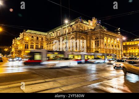 Blick auf die Wiener Staatsoper oder Staatsoper bei Nacht, Österreich, Europa. Stockfoto