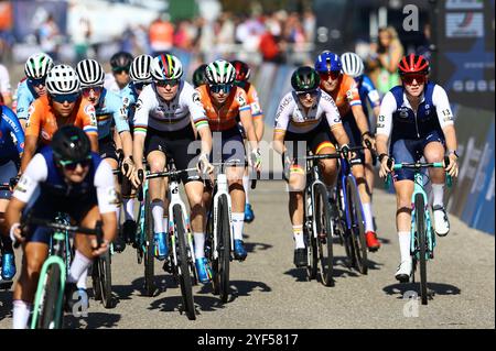 Pontevedra, Spanien. November 2024. Die Fahrer wurden am Sonntag, den 3. November 2024, beim Start des Women Elite-Rennens bei den Europameisterschaften im Cyclocross-Radsport in Pontevedra, Spanien, gezeigt. BELGA FOTO DAVID PINTENS Credit: Belga News Agency/Alamy Live News Stockfoto