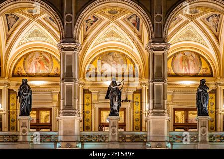 Blick auf die Wiener Staatsoper oder Staatsoper bei Nacht, Österreich, Europa. Stockfoto