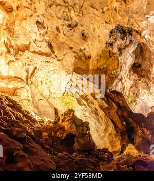 Die Vrelo-Höhle, die sich am rechten Ufer des Treska-Flusses befindet, ist als eine der 77 interessantesten Naturschauplätze der Welt gelistet. Stockfoto