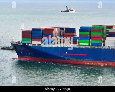 Luftaufnahme des Containerladungsschiffes auf See. Internationaler Versand und Logistik. Seefrachtverkehr. Welthandel und Exportimport Stockfoto