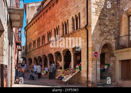 Besalu;Spanien;03302018: Ein geschäftiger Straßenmarkt in einer historischen europäischen Stadt mit Steinhäusern und Bögen. Stockfoto