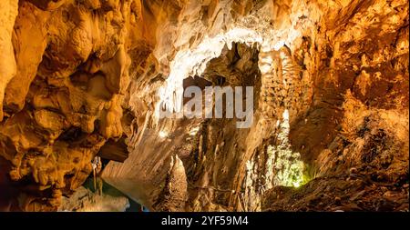 Die Vrelo-Höhle, die sich am rechten Ufer des Treska-Flusses befindet, ist als eine der 77 interessantesten Naturschauplätze der Welt gelistet. Stockfoto