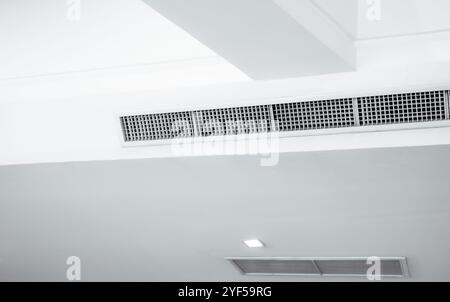 Luftstrom und Belüftungssystem. Lüftungsgeräte an den Deckenwänden für effiziente Kühlung. Gebäudelüftung. Klimaanlagen und Klimaanlagen Stockfoto
