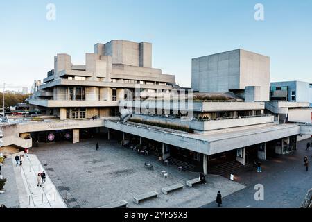 Das National Theatre-Gebäude im brutalistischen Stil des Architekten Denys Lasdun in der Southbank, London, Großbritannien Stockfoto