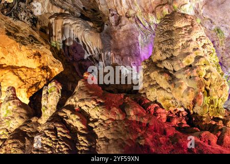 Die Vrelo-Höhle, die sich am rechten Ufer des Treska-Flusses befindet, ist als eine der 77 interessantesten Naturschauplätze der Welt gelistet. Stockfoto