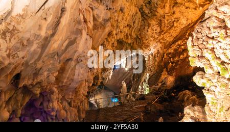 Die Vrelo-Höhle, die sich am rechten Ufer des Treska-Flusses befindet, ist als eine der 77 interessantesten Naturschauplätze der Welt gelistet. Stockfoto