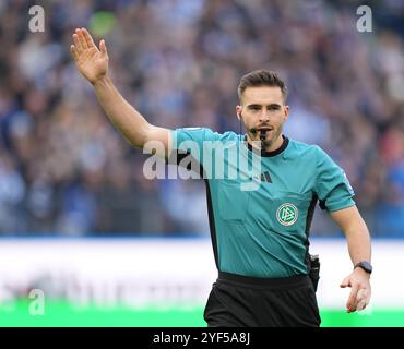 Hamburg, Deutschland. November 2024. Fußball: Bundesliga 2, Spieltag 11, Hamburger SV - 1. FC Nürnberg, Schiedsrichter Tom Bauer im Volksparkstadion. Hinweis: Marcus Brandt/dpa - WICHTIGER HINWEIS: Gemäß den Vorschriften der DFL Deutschen Fußball-Liga und des DFB Deutschen Fußball-Bundes ist es verboten, im Stadion und/oder des Spiels aufgenommene Fotografien in Form von sequenziellen Bildern und/oder videoähnlichen Fotoserien zu verwenden oder zu verwenden./dpa/Alamy Live News Stockfoto