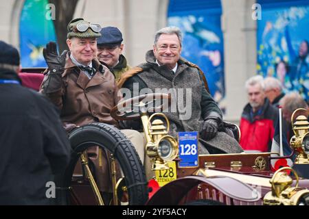 Brighton UK 3. November 2024: Der bekannte Fernsehgärtner und Fernsehsender Alan Titchmarsh kommt in Brighton mit einem 1902 Mors, der Andrew Oldman im Besitz von RM Sotheby's London ist, an den Brighton Veteran Car Run. Der historische Autorennen, der traditionell am ersten Sonntag im November stattfindet, feiert den berühmten Emancipation Run vom November 1896: Credit Simon Dack / Alamy Live News Stockfoto