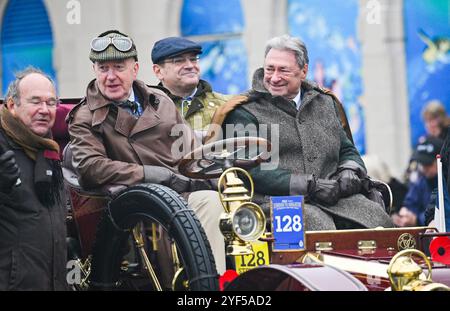 Brighton UK 3. November 2024: Der bekannte Fernsehgärtner und Fernsehsender Alan Titchmarsh kommt in Brighton mit einem 1902 Mors, der Andrew Oldman im Besitz von RM Sotheby's London ist, an den Brighton Veteran Car Run. Der historische Autorennen, der traditionell am ersten Sonntag im November stattfindet, feiert den berühmten Emancipation Run vom November 1896: Credit Simon Dack / Alamy Live News Stockfoto