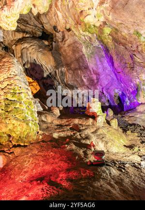 Die Vrelo-Höhle, die sich am rechten Ufer des Treska-Flusses befindet, ist als eine der 77 interessantesten Naturschauplätze der Welt gelistet. Stockfoto