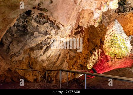 Die Vrelo-Höhle, die sich am rechten Ufer des Treska-Flusses befindet, ist als eine der 77 interessantesten Naturschauplätze der Welt gelistet. Stockfoto