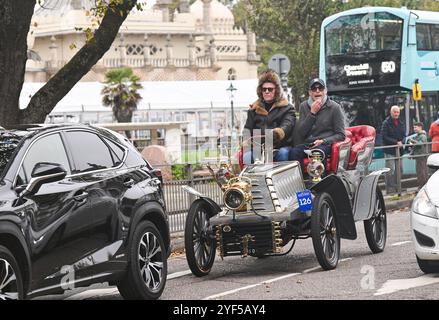 Brighton UK 3. November 2024 - Teilnehmer stecken im Verkehr, b y the Royal Pavilion im RM Sotheby's London to Brighton Veteran Car Run. Der historische Autorennen, der traditionell am ersten Sonntag im November stattfindet, feiert den berühmten Emancipation Run vom November 1896: Credit Simon Dack / Alamy Live News Stockfoto