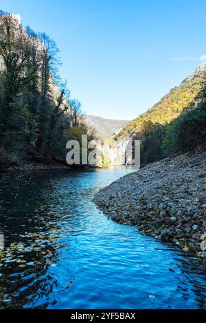 Matka ist der älteste künstliche See in Mazedonien, dessen Stausee 1938 erbaut wurde. Stockfoto