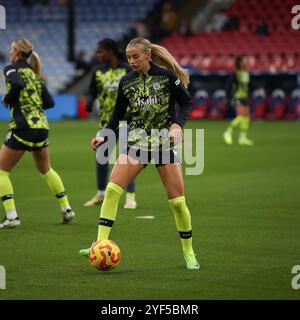 London, Großbritannien. November 2024. Chloe Kelly von Manchester City Women wärmt sich am 3. November 2024 während des Women's Super League-Spiels zwischen Crystal Palace Women und Manchester City Women im Selhurst Park in London auf. Foto von Ken Sparks. Nur redaktionelle Verwendung, Lizenz für kommerzielle Nutzung erforderlich. Keine Verwendung bei Wetten, Spielen oder Publikationen eines einzelnen Clubs/einer Liga/eines Spielers. Quelle: UK Sports Pics Ltd/Alamy Live News Stockfoto