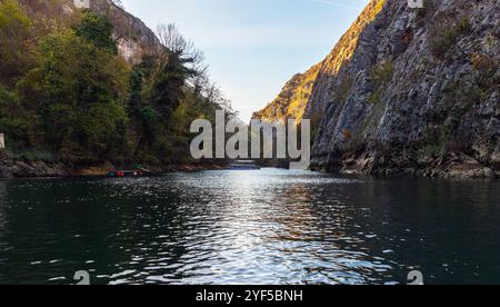 Matka ist der älteste künstliche See in Mazedonien, dessen Stausee 1938 erbaut wurde. Stockfoto