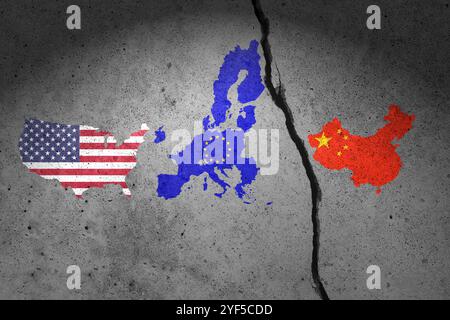 Flaggenkarte der USA, der EU und Chinas auf gerissener Wand gemalt. China, Europa Union und Vereinigte Staaten von Amerika Handelskrieg. Stockfoto