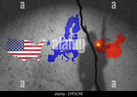 Flaggenkarte der USA, der EU und Chinas, gemalt auf einer zerrissenen Wand mit Soldatenschatten. China, Europa Union und Vereinigte Staaten von Amerika Krieg. Stockfoto