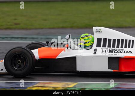 Sao Paulo, Brasilien. November 2024. SAO PAULO, BRASILIEN – 03. NOVEMBER: Lewis Hamilton aus Großbritannien und Mercedes fährt den McLaren MP4/5 1990 zu Ehren des verstorbenen Ayrton Senna auf Track Prior während des Großen Preises der FIA Formel 1 in Brasilien beim Autodromo Jose Carlos Pace am 3. November 2024 in Interlagos, Sao Paulo, Brasilien. (Rodolfo Buhrer /SPP) Credit: SPP Sport Press Photo. /Alamy Live News Stockfoto