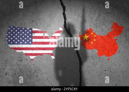 Fahnenkarte von USA und China auf zerrissener Wand mit Soldatenschatten gemalt. Krieg in China und den USA Stockfoto